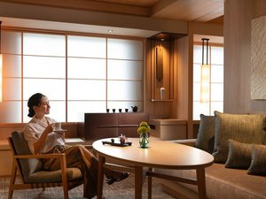 明るい木目を基調とした上質な和のデザイン。日本の美を感じる客室で、寛ぎの時間をお過ごしください。