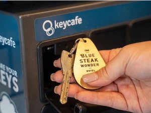 エントランスのKeyboxにて外出時は鍵のお預けが可能です。