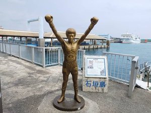 離島ターミナルにある石垣島が生んだスター!具志堅用高さんのモニュメントです。(ホテルから徒歩6分)