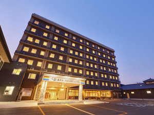 【外観】温かな光に包まれる夜のホテル外観。皆さまのご到着を心よりお待ちしております
