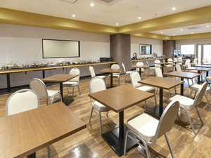 【朝食会場】朝の光が優しく差し込むレストラン「味彩」(営業時間 6:00〜10:00)
