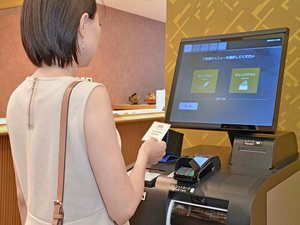 【自動チェックイン機】非対面でスムーズなお手続きが可能。混雑時もスピーディーにご案内