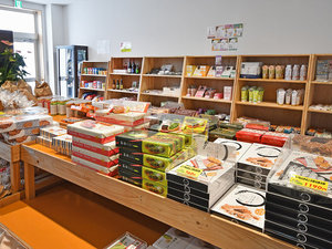 【売店】武雄の名産品や各種お土産をラインナップ(営業時間 7:00〜22:00)