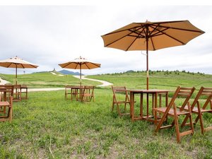 施設風景。カフェテーブルに座って、金賞コロッケやソフトクリームを食べるのもよし!