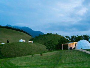 日が暮れてくるとライトアップが始まります。幻想的な雰囲気の中でBBQや焚き火をお楽しみください。
