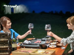 夕食風景。美味しいお肉にはワインがピッタリ。厳選したワイン含め、ドリンクメニューも充実しています。