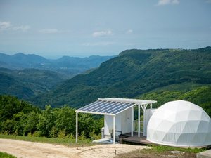 壮大な山々を眺めながら、優雅なグランピングステイを。
