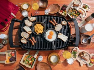 朝食風景。グリルで簡単な仕上げ調理を行ってお召し上がりください。焼きたてパンは格別のおいしさ!