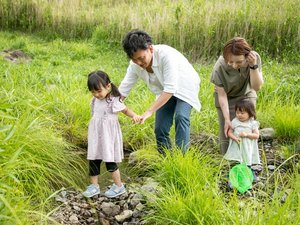 小川でメダカを探したり、夏はカブトムシを捕まえたり。自然をとことん遊び尽くそう!