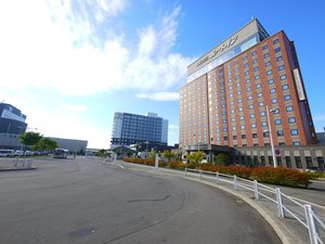 目印は建物上の「ルートイン」の文字