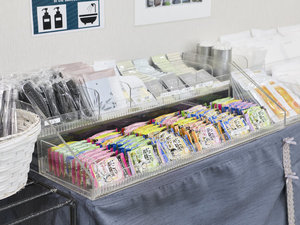 【無料アメニティコーナー】歯ブラシ、カミソリ、化粧品、入浴剤、綿棒などをご用意しております