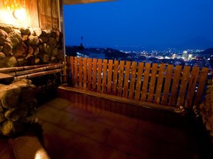 湯に浸かりながら楽しむ、別府温泉の夜景