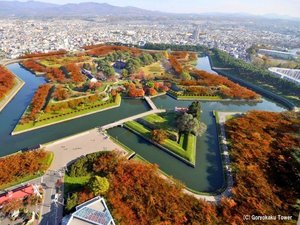 【秋の五稜郭公園】お車約75分。紅葉に彩られる五稜郭。堀の水面に映る赤や黄色の景色は、風情満点です。