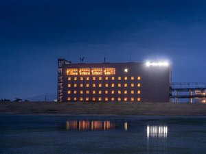 【外観】大曲の花火会場である雄物川河川敷に面しています