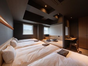 【1室限定】【グループルーム】 最大6名様でのご宿泊が可能な広々フォースルームです。シャワー・トイレ付