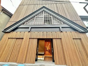 格子をバラバラにしておしゃれな玄関に