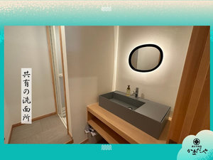 清潔で綺麗な共有の洗面台