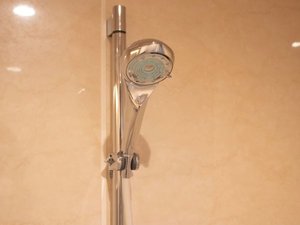 【全棟導入】大人気「ReFa」のシャワーヘッドを完備。極上の泡で、髪も肌も美しく整えます。
