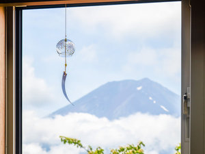 【無料レンタル(夏季限定)】客室の窓辺に飾る涼やかな風鈴。