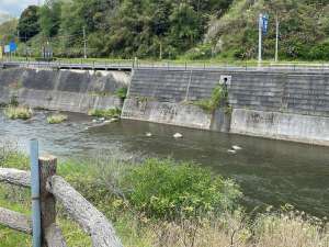 目の前には川が流れ、風が心地よいですよ♪