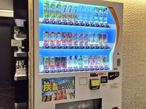 【自動販売機】フロントに設置。誕生日当日か前後10日間のお客様へ、無料でドリンクをプレゼント。