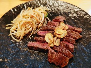 【近隣飲食店】磐梯2号店、上質なお肉とワインが人気