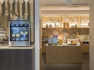 朝食ブッフェ/明るく開放感のある朝食会場