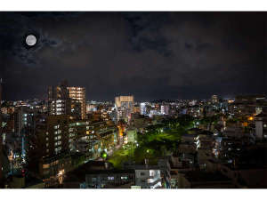 部屋からの夜景、ちょうど美しい十五夜でした