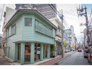 ホテル前の浮島通り、魅力的で個性的な新旧の店舗が入り混じる小路。