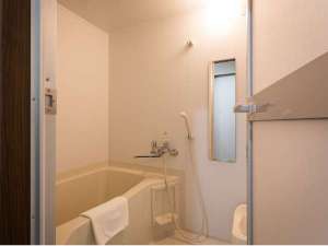 【バスルーム】洗い場がありご自宅のように入浴可能。風呂イス・手おけ設置。トイレとは個室別で快適です。