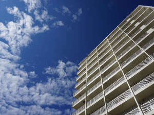 【龍神ホテル浮島那覇(condo-hotel)】青空と雲のコントラストが美しい流れに(全53室)
