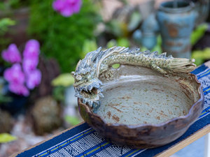 龍の水盆、後ろは胡蝶蘭と古井戸
