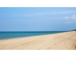 【慶野松原海水浴場】そらヴィラから車で約7分。「快水浴場百選」の「特選」に選出。