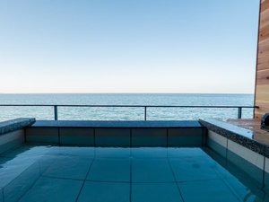 オーシャンフロントの絶景を眺めながら露天風呂に浸かり、心も体もゆっくりお癒しください。