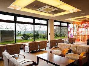 【ロビー】ゆったりとしたロビー。日々の喧騒から離れ、思い思いのひとときを