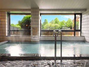 【大浴場】まるで美容液に浸かっているかのようなとろみ。入るたびにキレイを感じる「美肌の湯」を存分に。