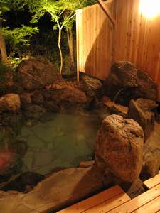 岩に抱かれた温泉が身体のすみずみまで温め癒してくれ、幻想的な灯りが紅葉にマッチします。