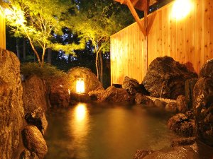 離れにたたずむ温泉露天風呂、もちろんお部屋毎に貸切です。チェックインの時にご予約を!