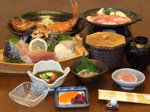 くつろぎの宿華：金目鯛の姿煮、船盛、富士ノ国豚の陶板焼きプランのご夕食、伊豆の特産、おいしそう！
