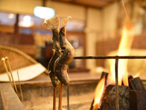 目の温泉　奥湯沢　貝掛温泉：*お夕食一例/囲炉裏でじっくり焼き上げた岩魚。絶品です！