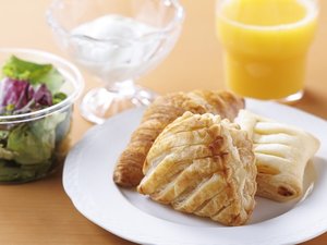 【ご朝食】焼き立てパン3種類にサラダ、ヨーグルトをご用意。営業時間7:00〜9:00