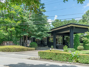 【外観】那須高原のまばゆい緑に包まれた空間でゆったりと高原リゾートをお楽しみいただけます。