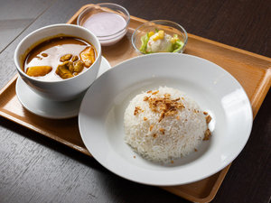 朝カレーセット(マレーシアチキンカレー、ジャスミンライス、サラダ、ミニデザート)