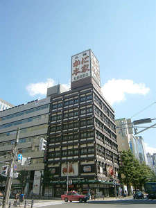 左斜め前に「札幌かに本家駅前本店」様を確認し、左側の歩道に渡って直進します