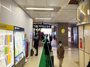 【地上からお越しのお客様】@JR札幌駅の東改札口を出て右側方向に進みます