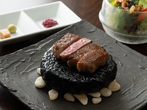 夕食/一例メインは佐賀牛の溶岩焼き、お好みのソース、焼き加減で。