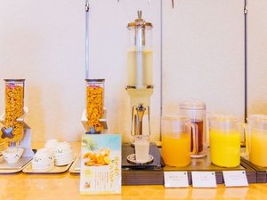 約30種類の朝食ビュッフェ
