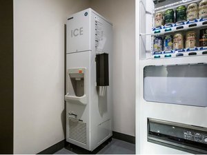 館内には自動販売機と製氷機をご用意しております。