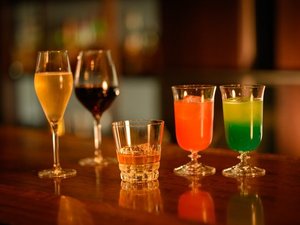 プレミアムフロアにご宿泊のお客様はTHE BARにでワンドリンクをお楽しみいただけます(営業時間に限る)