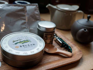 【アメニティ・こだわりの煎茶・和紅茶】 客室でも、ご自由に急須で本場の八女茶をお愉しみいただけます。